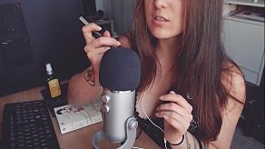 Сексуальная сучка говорит в микрофон на французском ASMR
